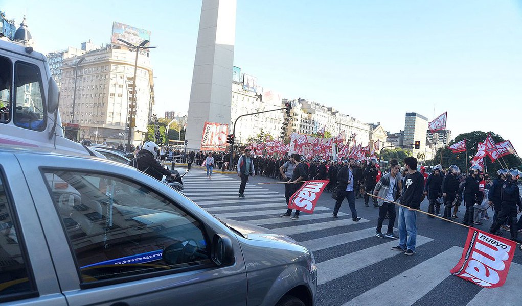 Sindicatos e empresas se unem contra plano de austeridade de Macri