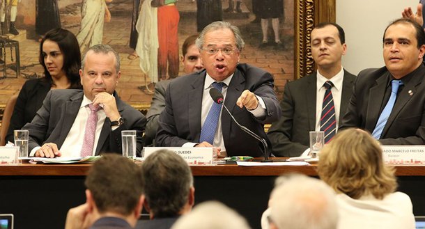 Guedes bomba na web com o apelido tchutchuca