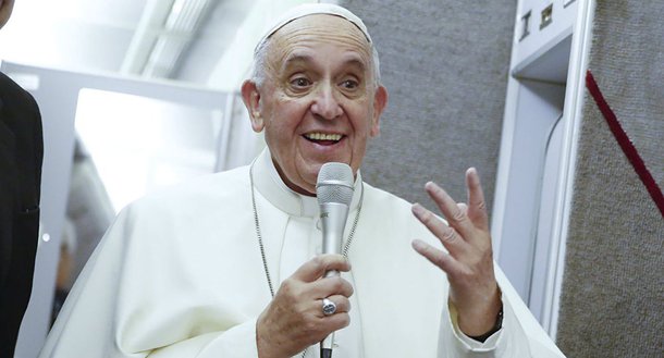 Papa Francisco abre caminho para tornar santo padre 'comunista' brasileiro