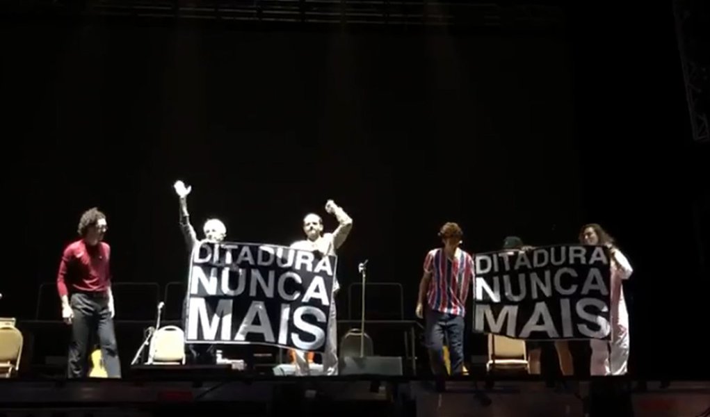 Caetano Veloso protesta contra ditadura e é ovacionado na Argentina