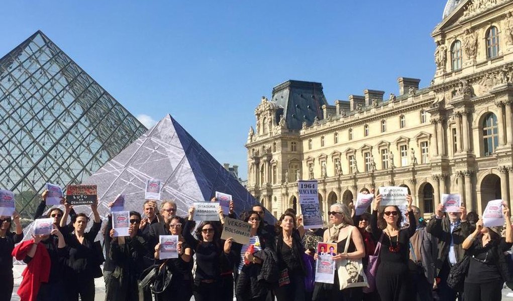 Em Paris, brasileiros se manifestam por “Ditadura Nunca Mais”