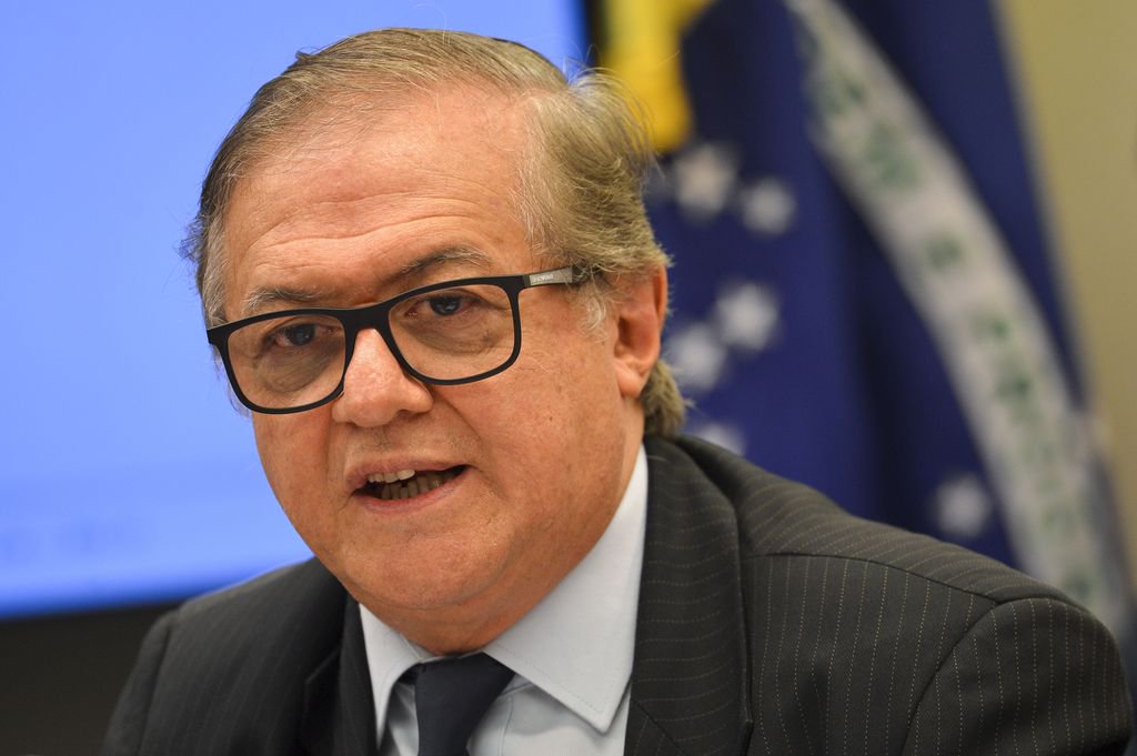 Fernando Brito: o MEC pode ser um quartel com uma múmia ministerial?