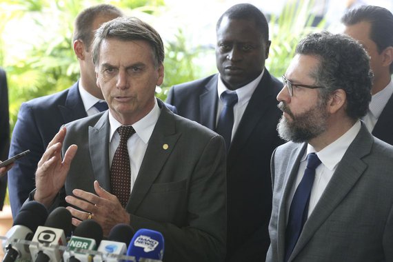 Bolsonaro e seus asseclas: O rosto mais completa insanidade e da mais abjeta crueldade