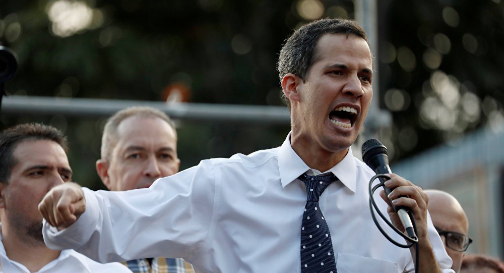 Guaidó insufla população a derrubar Maduro