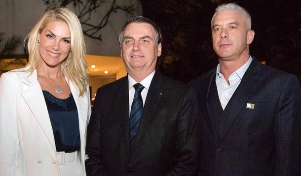 Ana Hickmann tira foto com Bolsonaro e é chamada de “Barbie Fascista” nas redes 