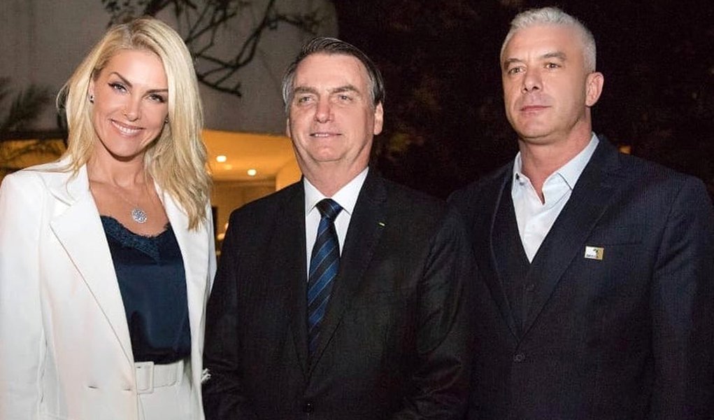 Ana Hickmann tira foto com Bolsonaro e é chamada de “Barbie Fascista” nas redes 