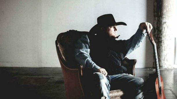 Cantor country morre ao atirar acidentalmente enquanto gravava clipe