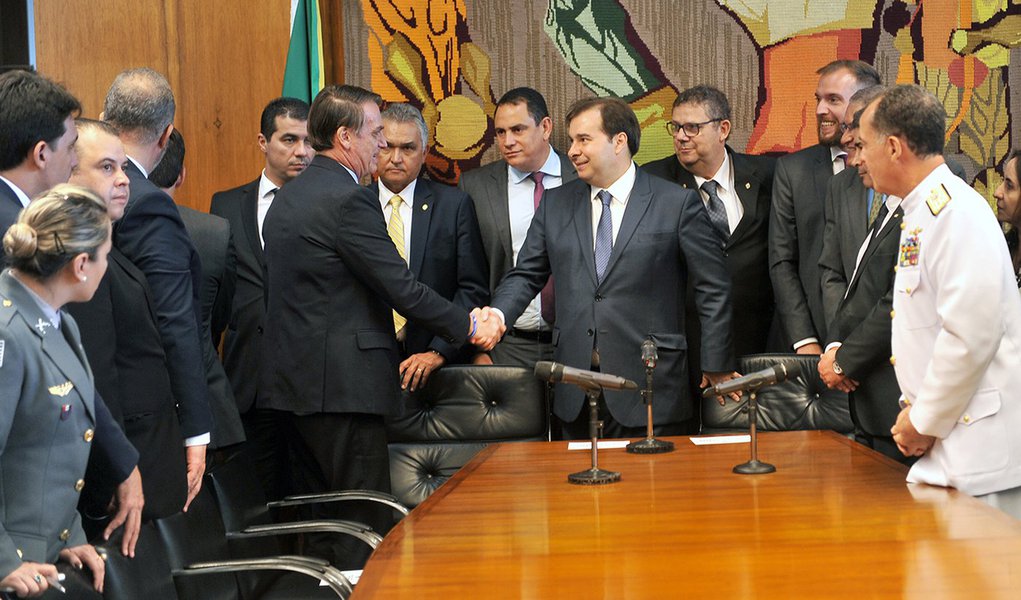 Após ceder a militares, governo diz que outras categorias não terão aumento