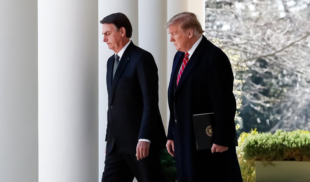 Trump mostrou a Bolsonaro o que é “golden shower”