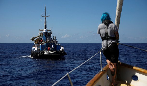 Navio italiano resgata 49 emigrantes no litoral da  Líbia