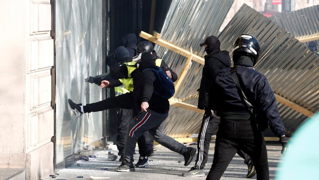 Extrema direita era minoria em protesto marcado por violência em Paris