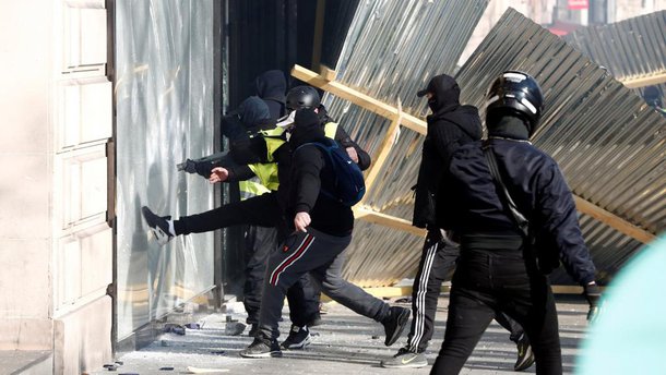 Extrema direita era minoria em protesto marcado por violência em Paris