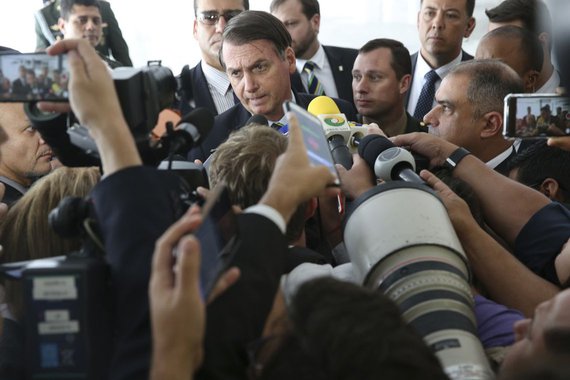 Diretor de site francês diz que Bolsonaro é 'o maior difusor de fake news' no Brasil