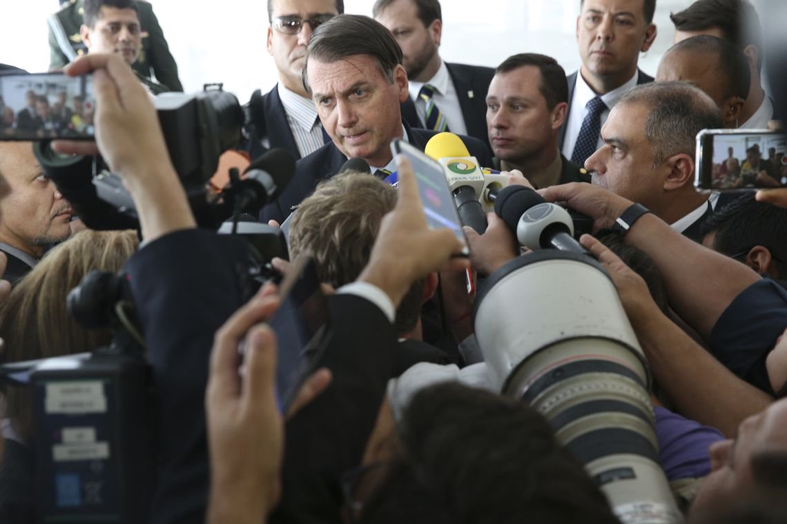 Diretor de site francês diz que Bolsonaro é 'o maior difusor de fake news' no Brasil