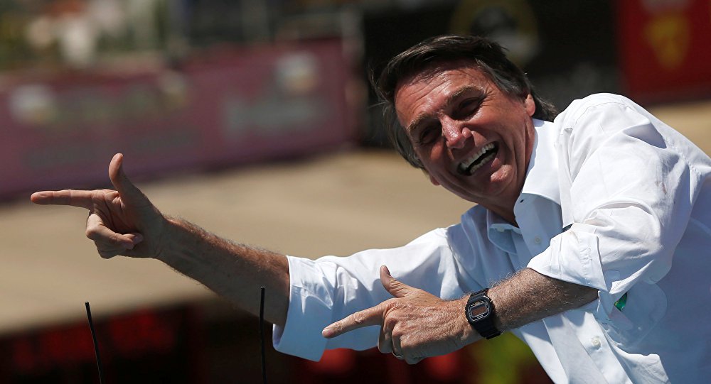 Bolsonaro fazendo sinal de arma