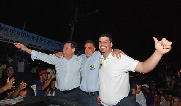 Para base, Perillo sai na frente na disputa de 2014