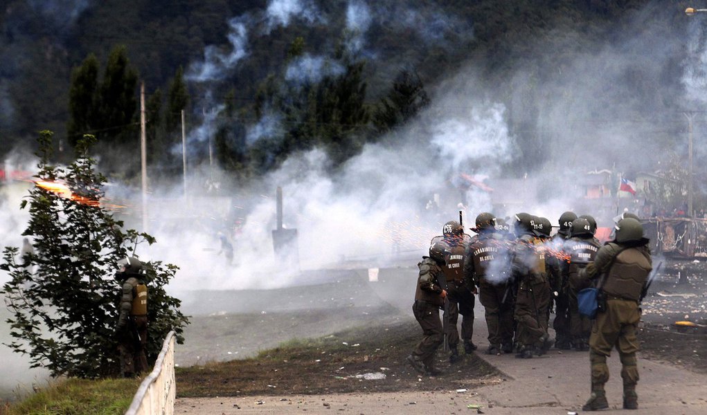 Chilenos protestam contra lentidão na reconstrução do país 