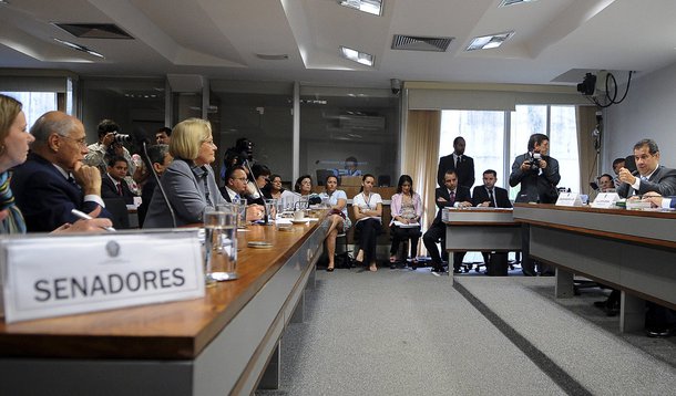 Lupi fala por mais de três horas no Senado