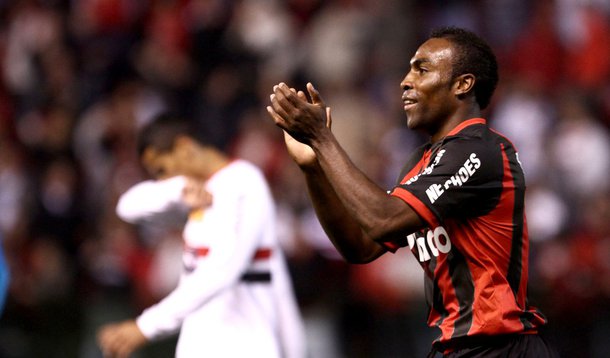 Atlético-PR vence e deixa o São Paulo longe da Libertadores