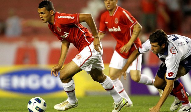 Inter vence e se aproxima da zona de classificação