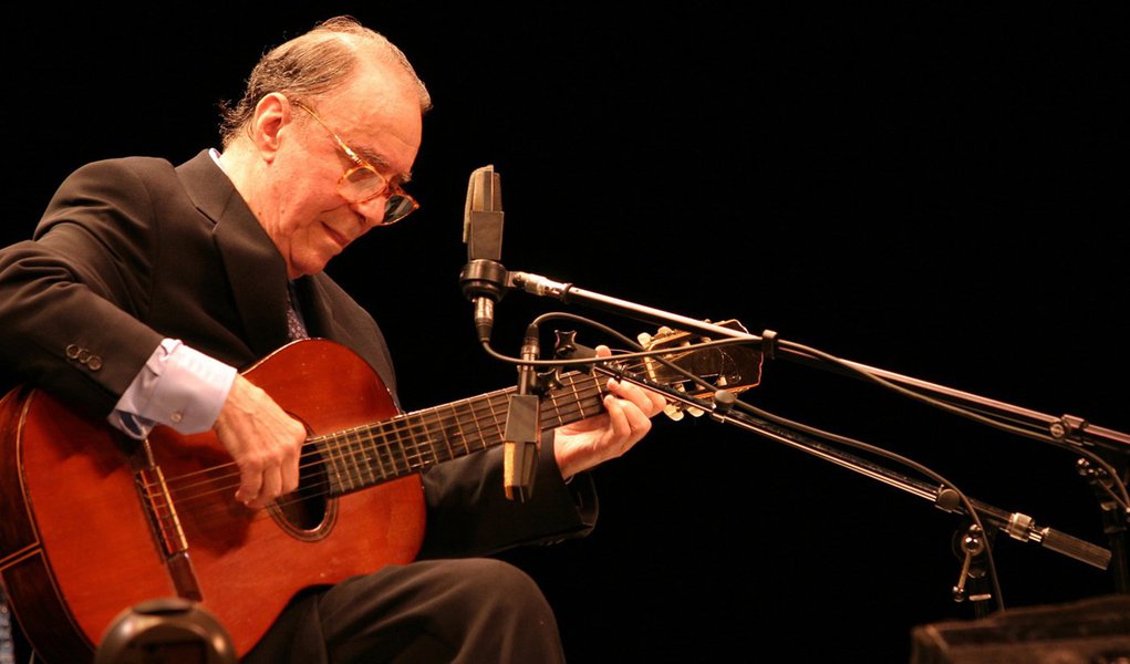 João Gilberto cancela shows, mas leva bolada da EMI