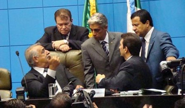 Justiça derruba 'auxílio paletó' a políticos de SP