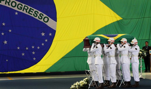 Corpos de militares são recebidos com honras no Rio