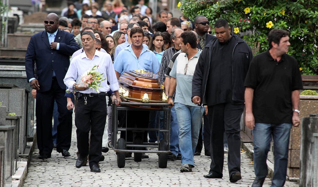 Filha de Oscar Niemeyer é enterrada no Rio