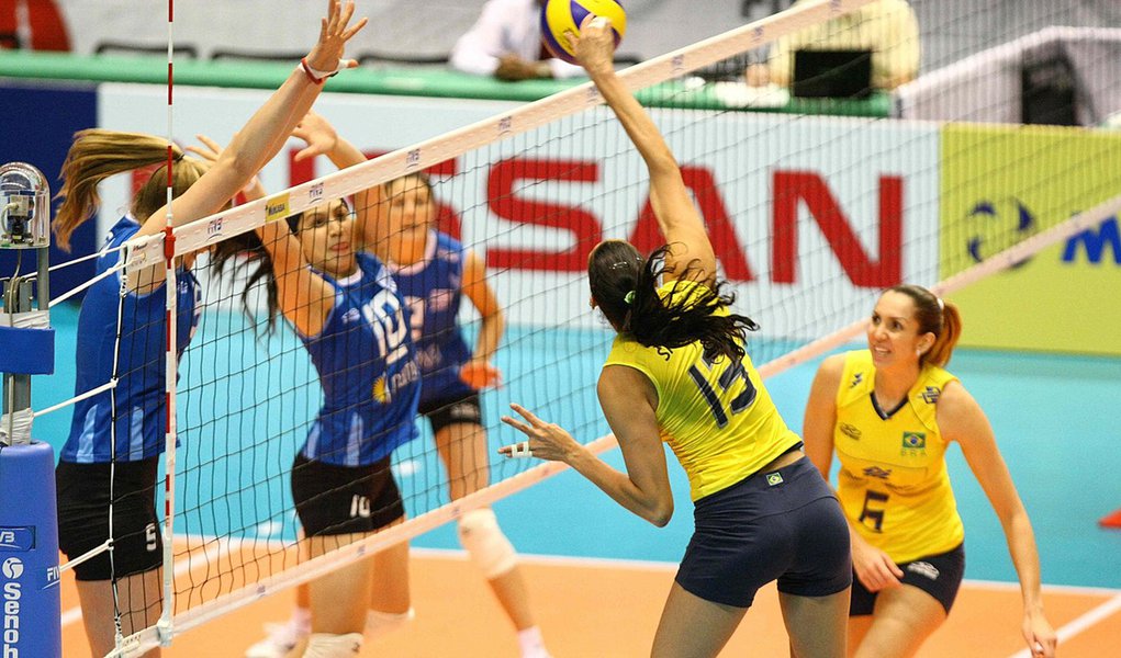 Brasil vence após duas derrotas seguidas e continua sonhando