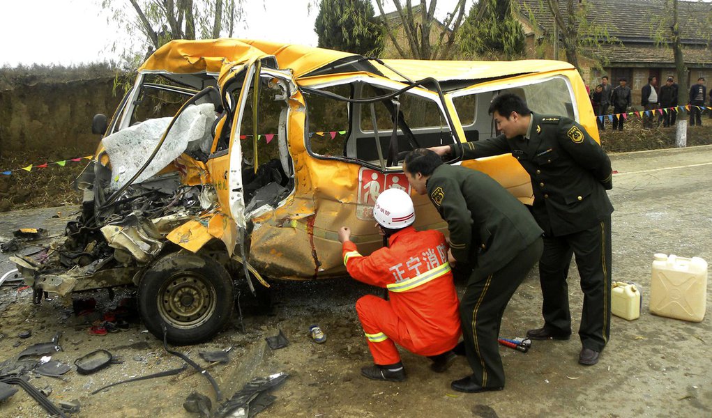 Acidente com ônibus escolar mata 19 na China