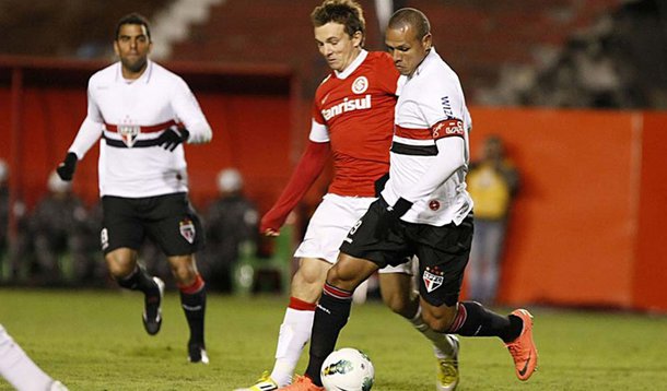 Luis Fabiano, três jogos no Brasileiro, três cartões amarelos