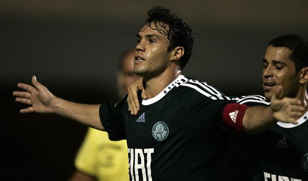 Kleber assina pré-contrato com o Grêmio