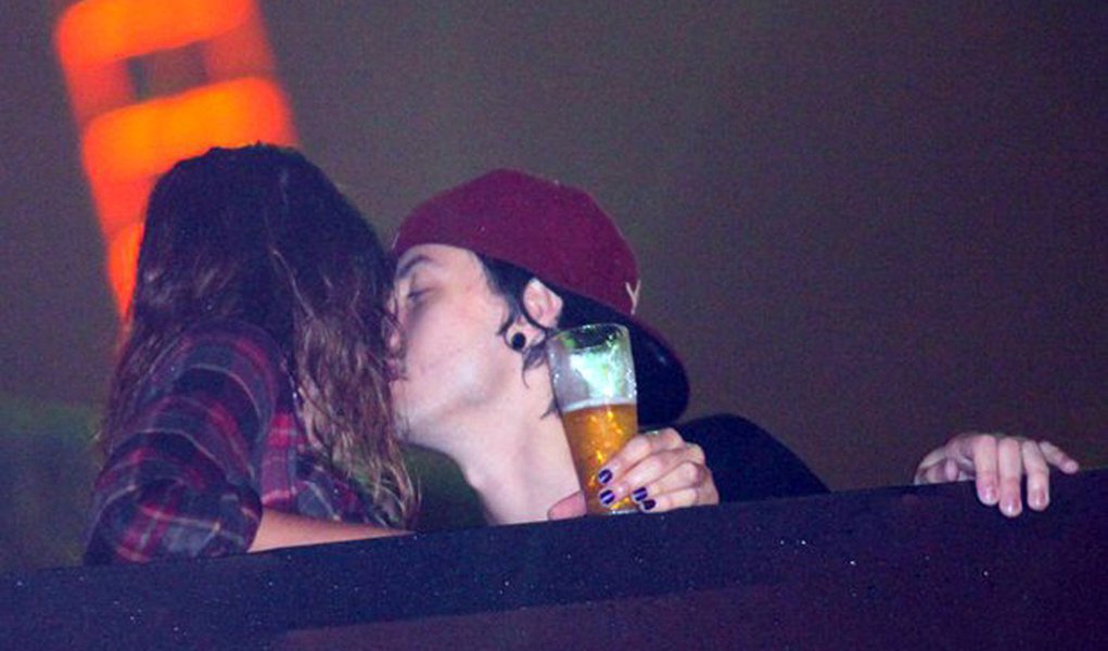 Pê Lanza e Ellen Jabour trocam beijos no SWU