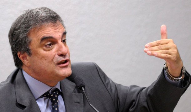 No Globo, uma manchete que contradiz o texto