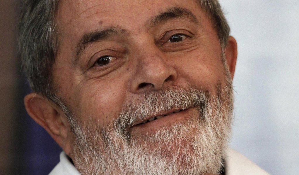Em tratamento, Lula grava em casa programa do PT