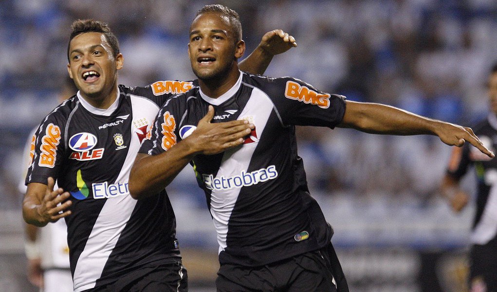 Vasco vence e segue na cola do líder