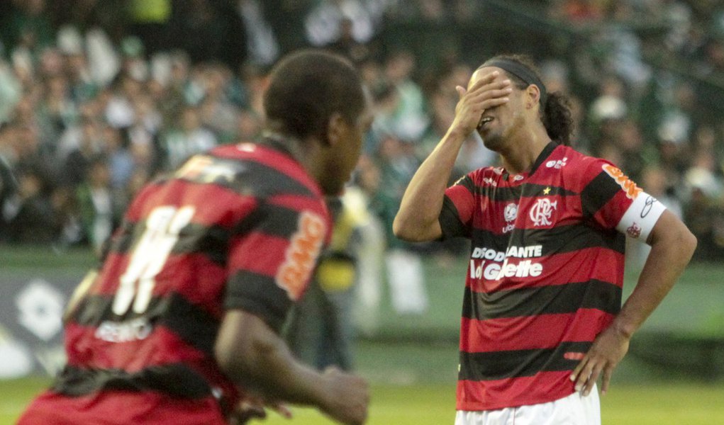 Flamengo perde para o Coritiba e fica mais longe do título