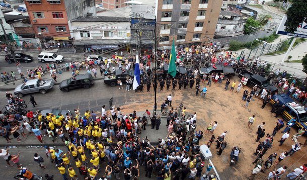 Bandeiras do Brasil e do Rio são hasteadas na Rocinha