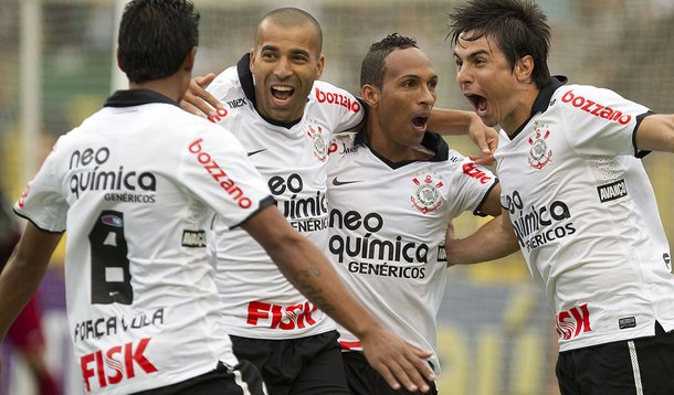 Corinthians vence Atlético-PR e mantém liderança