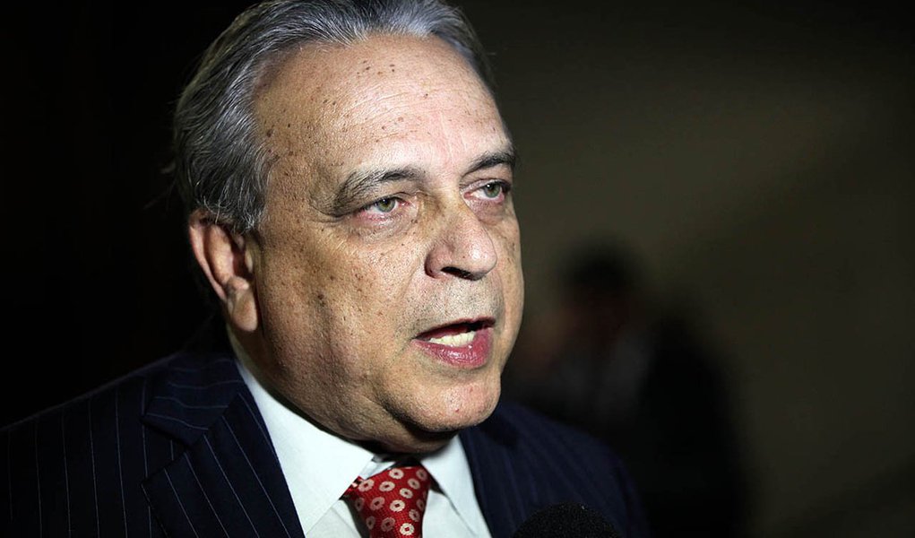 Presidente do PSDB fará hemodiálise