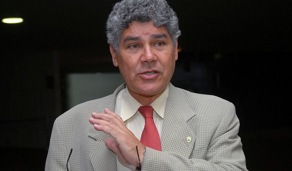 Alencar vê lavagem em negócio de Perillo