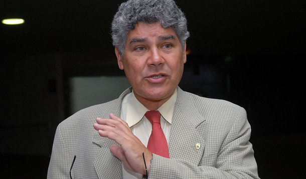 Alencar vê lavagem em negócio de Perillo