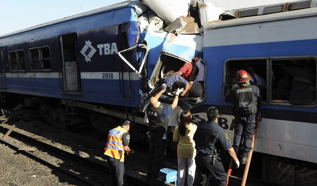 Argentinos buscam parentes entre vítimas de acidente