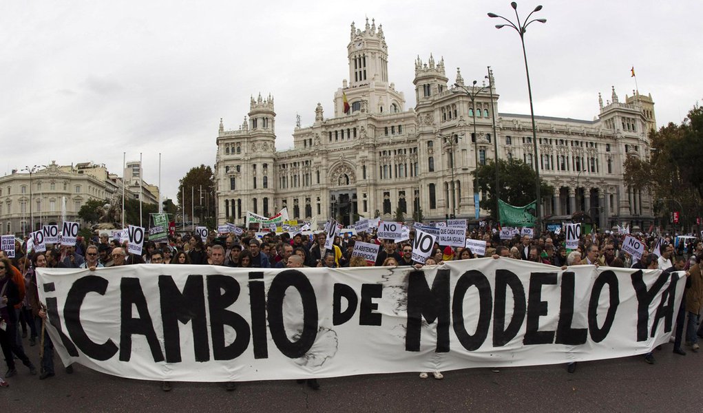 Espanhóis fazem protesto uma semana antes de eleição