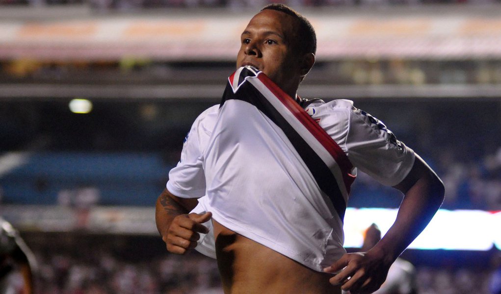 Luis Fabiano marca dois e São Paulo volta a vencer