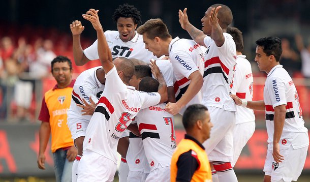 São Paulo encosta no G-4 e afunda o Palmeiras