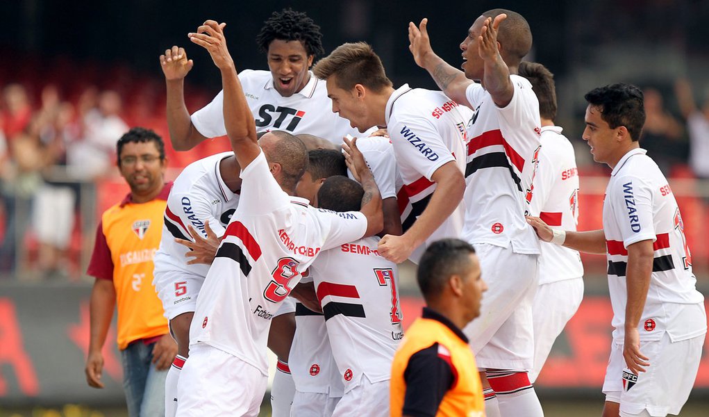 São Paulo encosta no G-4 e afunda o Palmeiras