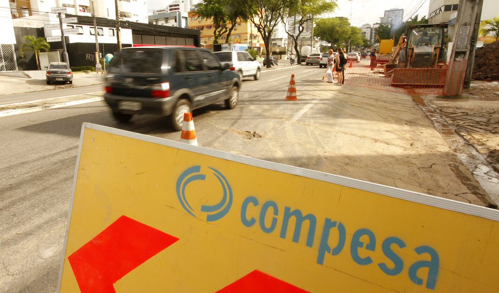 Compesa inicia reparos em tubulação