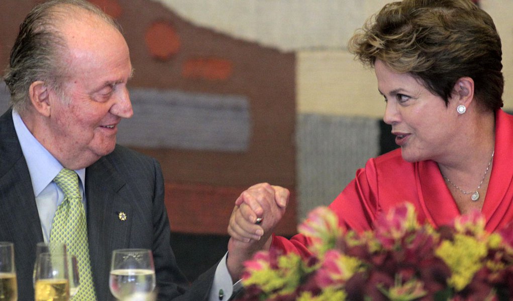 Rei Juan Carlos promete a Dilma facilitar entrada de brasileiros
