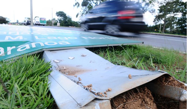 Alguns destroem as placas do DF, todos pagam